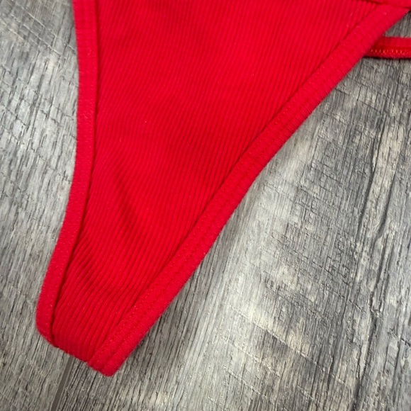 VS Red Ribbed V String Thong - Picture 5 of 8